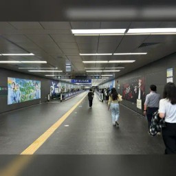 弘大入口ラッピング