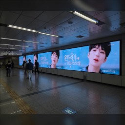 カンナム駅メディアウォール